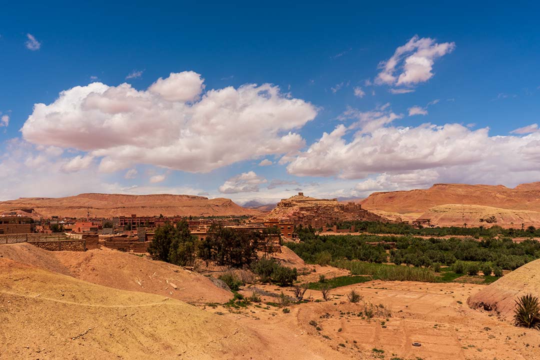 De landschappen in Marokko zijn werkelijk fantastisch. Wie denkt dat je naast de steden alleen maar de Sahara kunt bezoeken, heeft het mis. De natuur is groots, met vele bergen en de prachtige lucht is het echt genieten.