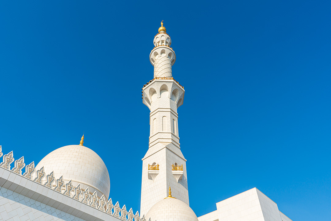 De Sjeik Zayed-moskee in Abu Dhabi is de grootste moskee in de Verenigde Arabische Emiraten. Naast alle schitterende vormen die je er tegenkomt, zorgt de witte kleur voor het perfecte plaatje.