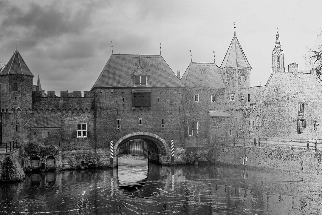 De Koppelpoort is een combinatie van een land- en waterpoort en kon worden gesloten door middel van een dubbele tredmolen. In de middeleeuwen werd de poort elke dag open en dicht gedaan door gevangenen, heel toepasselijk raddraaiers genoemd. Waarschijnlijk is dit de meest gefotografeerde plek in Amersfoort, wat mij betreft niet voor niets. Uit de collectie fotoschets.