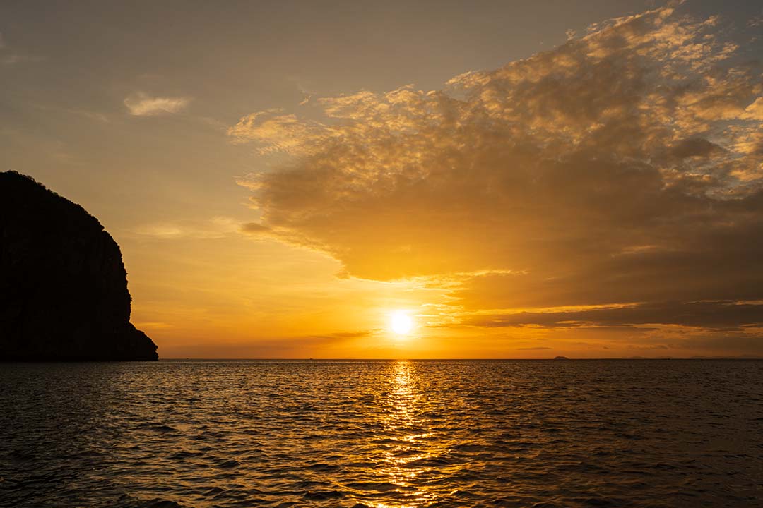 Zonsondergangen blijven adembenemend mooi. En elke zonsondergang heeft ook weer zijn eigen uitstraling. Deze foto is gemaakt vanaf een boot, gelegen in het zuiden van Thailand. De prachtige wolken geven het geheel net even wat extra's.