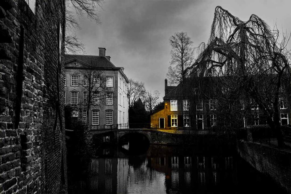 In Amersfoort wordt de stadskern, net als in veel andere middeleeuwse binnensteden, omringd door een gracht. Vroeger was dit vooral nuttig bij het beschermen van de stad, nu draagt het bij aan de uitstraling. Deze foto is genomen vanaf de binnenste ring en je kijkt uit op de buitenste ring. De prachtige grachtenpanden maken het plaatje compleet.